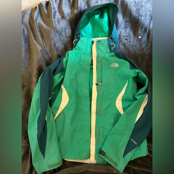 The NorthFace Women's Ski HyVent Jacket. - Picture 2 of 14